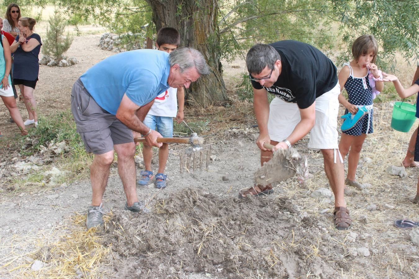 Taller de elaboración de adobes y juegos del ayer en la Semana Cultural de Cevico Navero (Palencia)