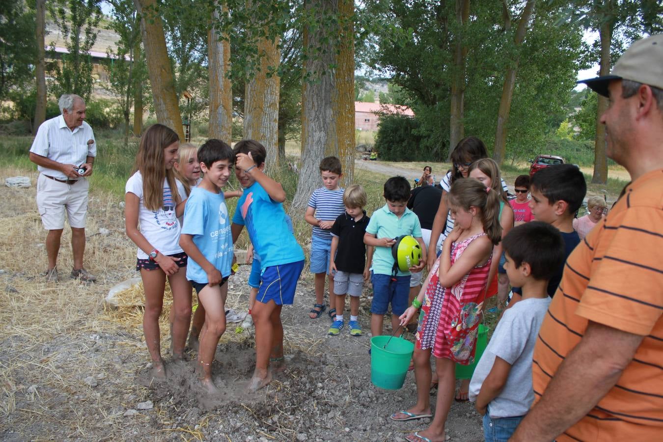 Taller de elaboración de adobes y juegos del ayer en la Semana Cultural de Cevico Navero (Palencia)
