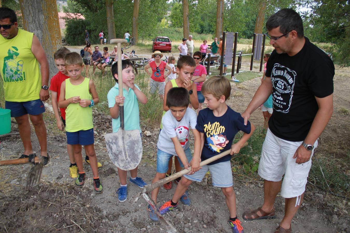 Taller de elaboración de adobes y juegos del ayer en la Semana Cultural de Cevico Navero (Palencia)