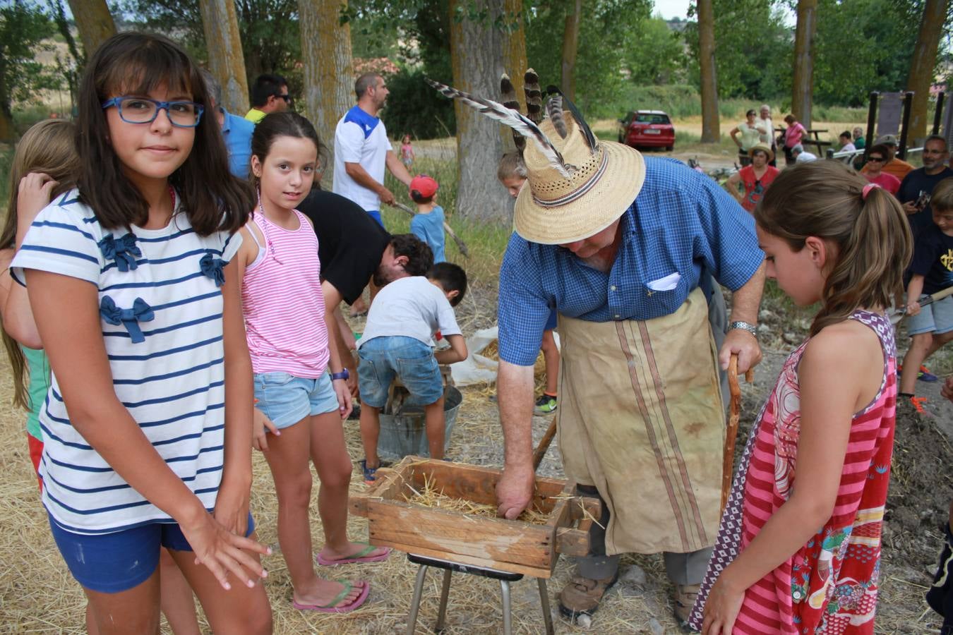 Taller de elaboración de adobes y juegos del ayer en la Semana Cultural de Cevico Navero (Palencia)