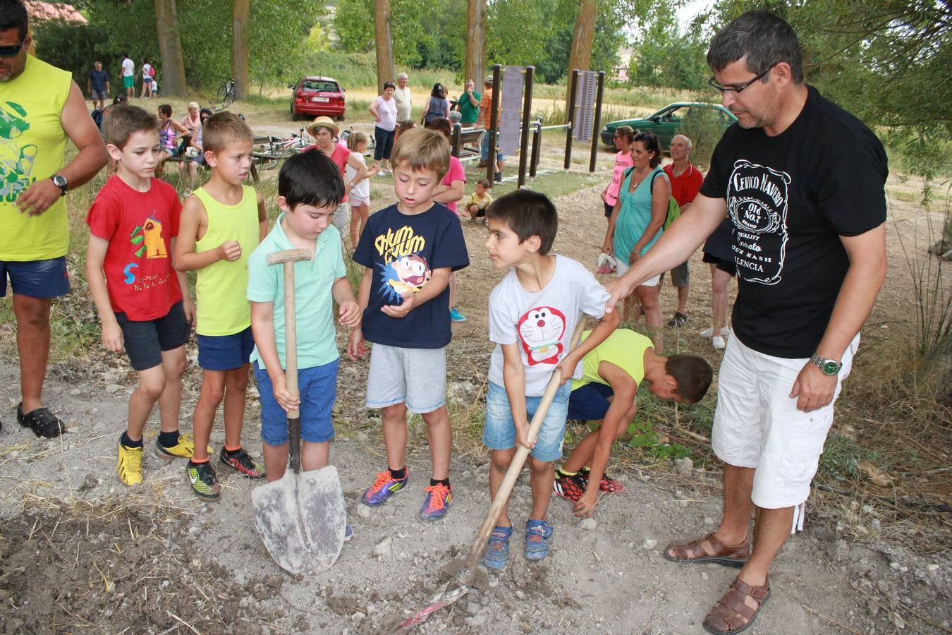 Taller de elaboración de adobes y juegos del ayer en la Semana Cultural de Cevico Navero (Palencia)