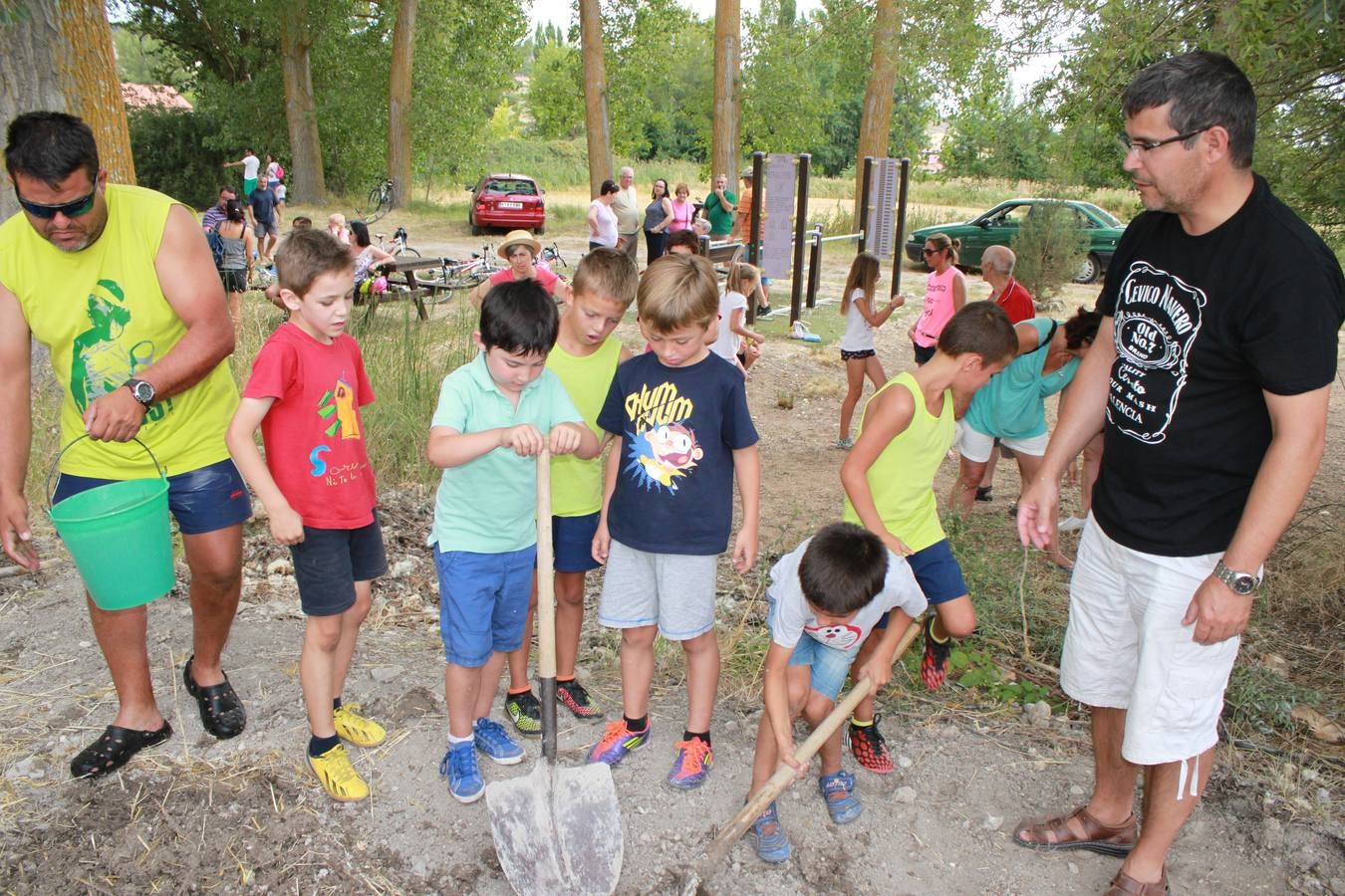 Taller de elaboración de adobes y juegos del ayer en la Semana Cultural de Cevico Navero (Palencia)