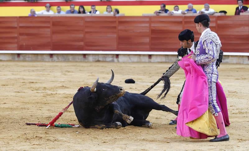 Padilla, El Fandi y Juan del Álamo en la segunda corrida de la feria de Palencia (1/2)