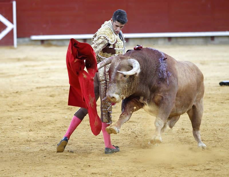 Enrique Ponce, Miguel Ángel Perera y Alejandro Talavante en la tercera corrida de la feria de Palencia (1/2)