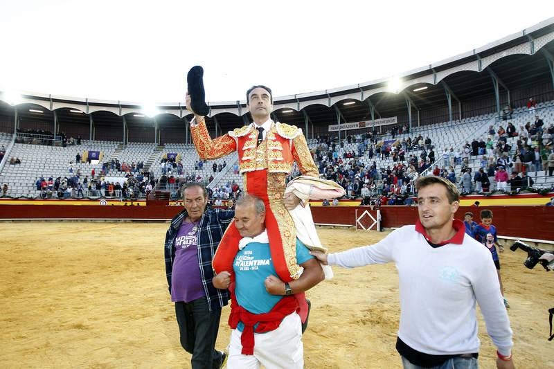 Enrique Ponce, Miguel Ángel Perera y Alejandro Talavante en la tercera corrida de la feria de Palencia (1/2)