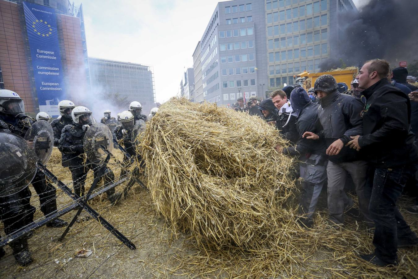 Miles de agricultores protestan en Bruselas contra la crisis del sector lácteo