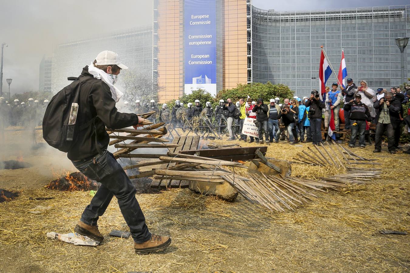 Miles de agricultores protestan en Bruselas contra la crisis del sector lácteo