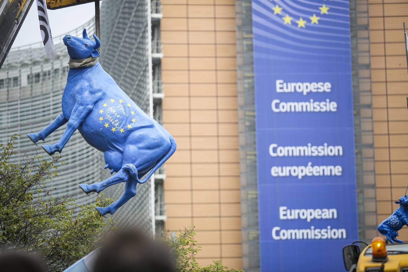 Miles de agricultores protestan en Bruselas contra la crisis del sector lácteo