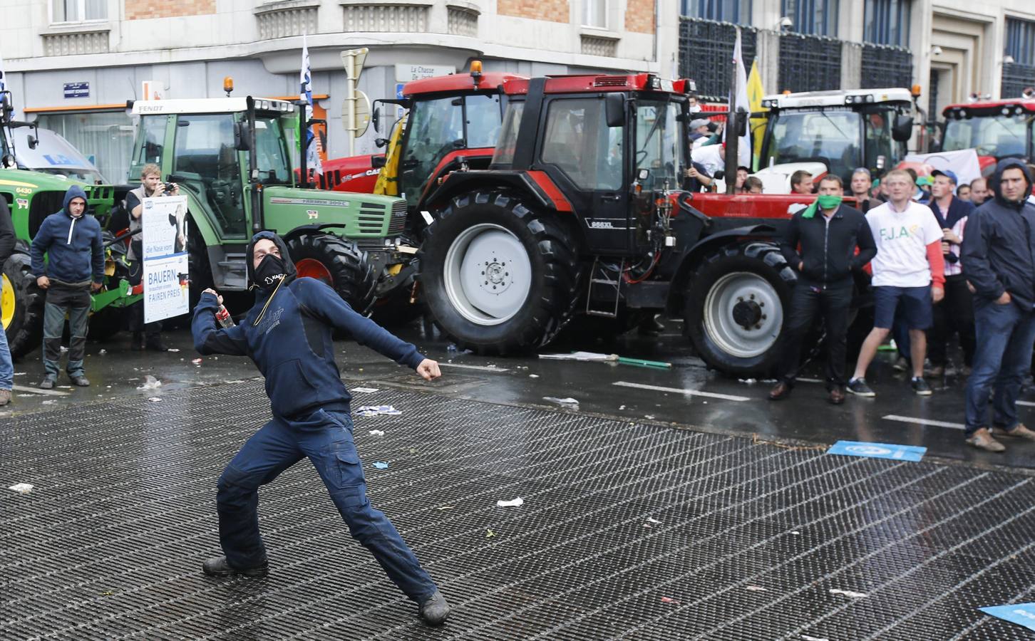 Miles de agricultores protestan en Bruselas contra la crisis del sector lácteo