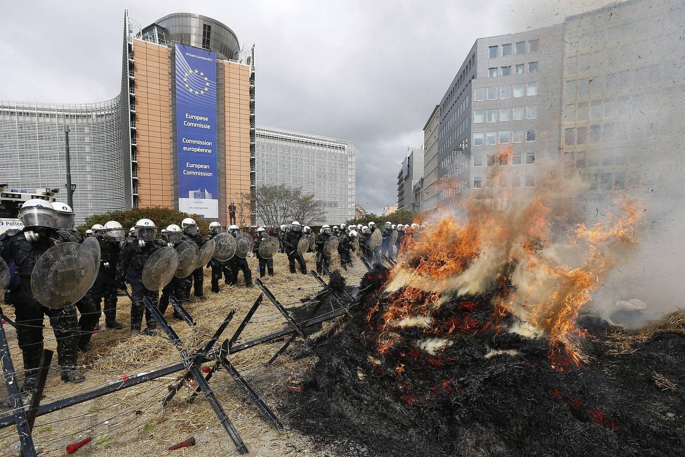 Miles de agricultores protestan en Bruselas contra la crisis del sector lácteo