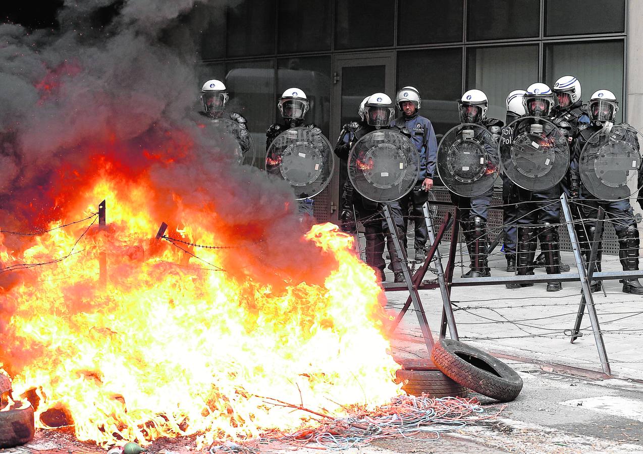 Miles de agricultores protestan en Bruselas contra la crisis del sector lácteo