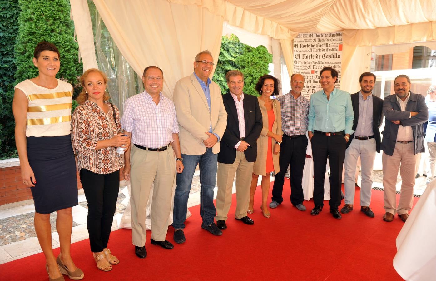 El Grupo Municipal Popular visitó la caseta de El Norte. En la imagen Mayte Martínez, maría Victoria Díez Arce, Alfredo Blanco, José Antonio Martínez Bermejo, Mercedes Cantalapiedra, el exalcalde Javier León de la Riva, Jesús Enríquez y Borja García Carvajal posan con Ángel de las Heras, director general de El Norte (quinto por la izquierda) y el director del diario, Carlos Aganzo (primero por la derecha).