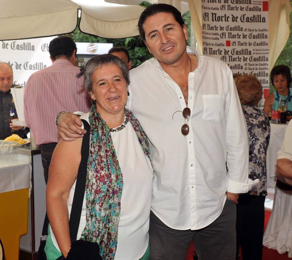 La presidenta de la Federación de Vecinos Antonio Machado, María José Larena, con José Andrés Herranz, de la Asociación Unión Esgueva, de Barrio España y responsable del proyecto Entrevecinos.