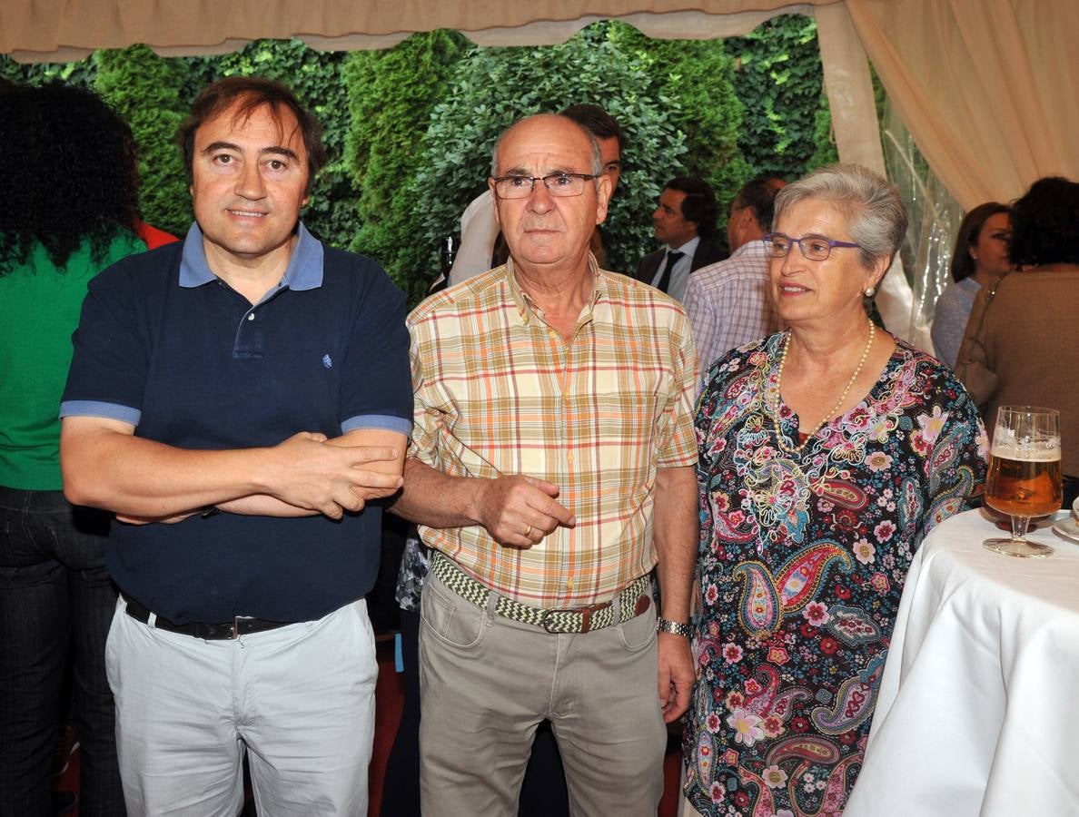 El presidente de la Asociación de Vecinos San Isidro, Javier Esteban, con Pedro Olmedo y María Luisa Herrero.