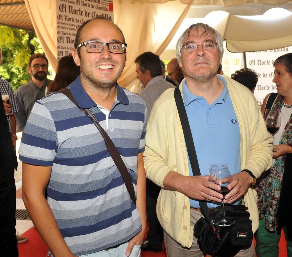 El periodista de El Norte Víctor Vela con Miguel Ángel Niño, de la Asocación Vecinal Rondilla.