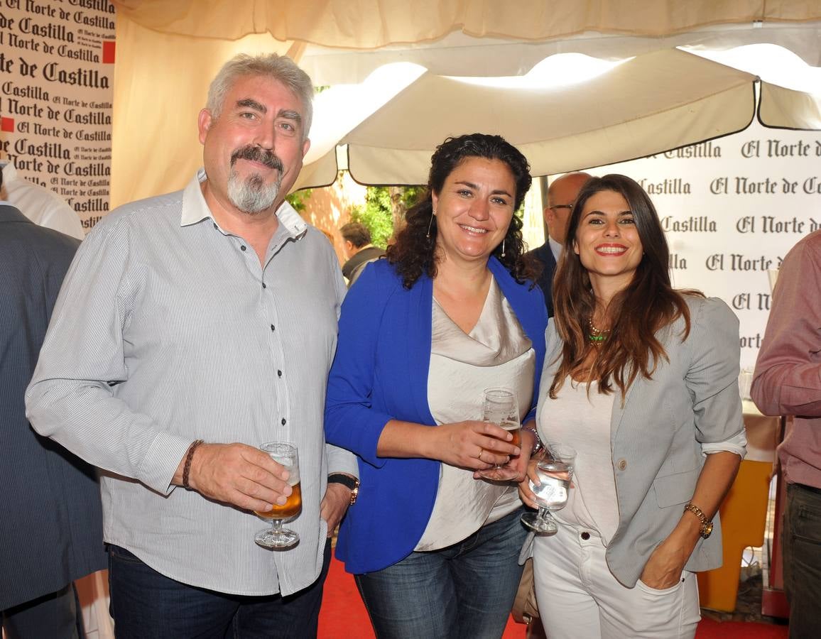 El procurador de Ciudadanos en las Cortes José Ignacio Delgado con su compañera de partido y alcaldesa de Boecillo, María Ángeles Rincón y Elena García, de El Norte.