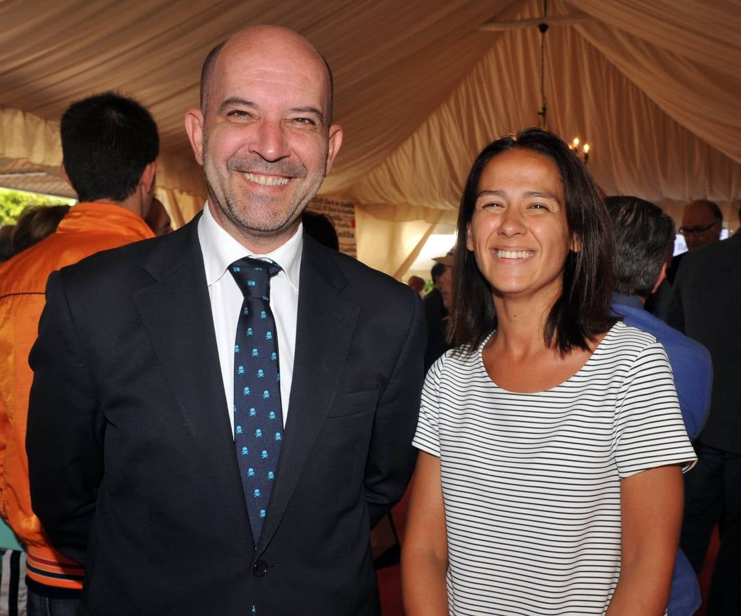 El director de Meliá Recoletos, Carlos Muñoz, con la comercial del Hotel Sara Vela.