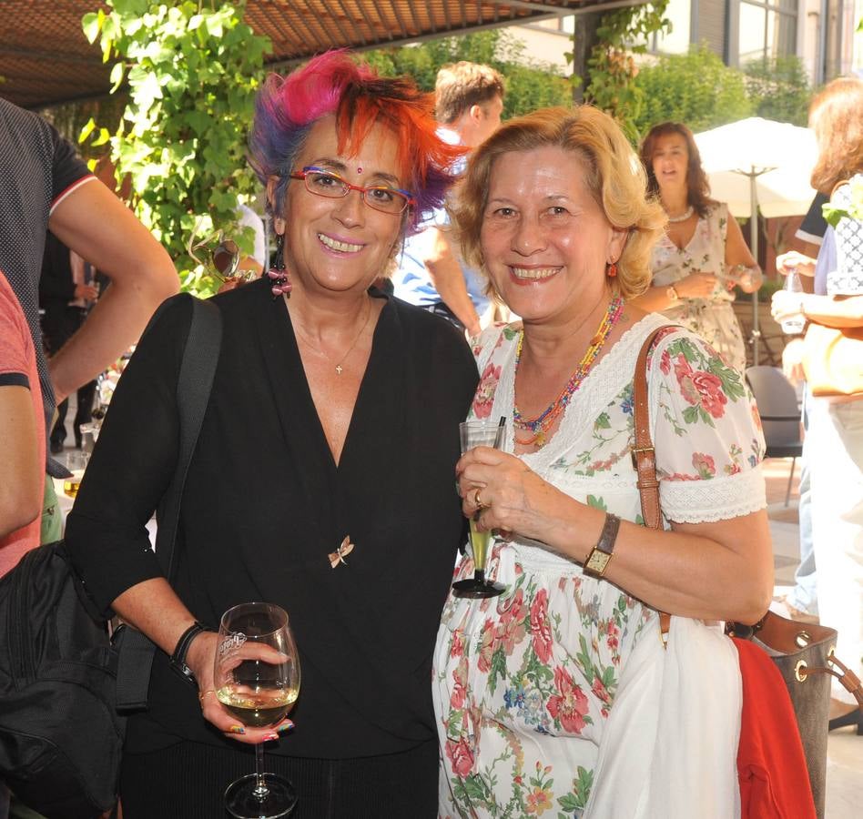 La librera Charo Vergaz con Isabel Mateo, de la Sociedad Mixta de Turismo.