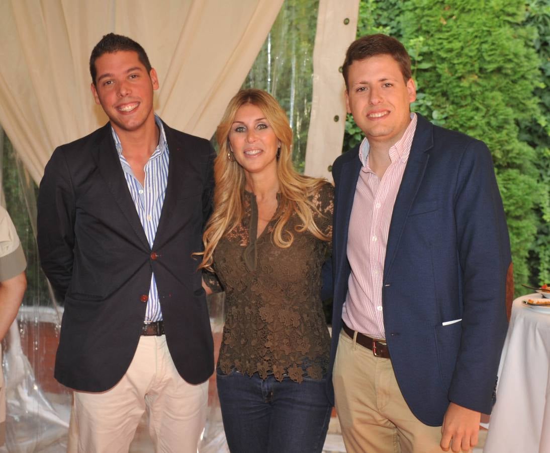 La artista Malena Gracia, flanqueada por Carlos Vallelado y Jesús Rodríguez, del Teatro Carrión.