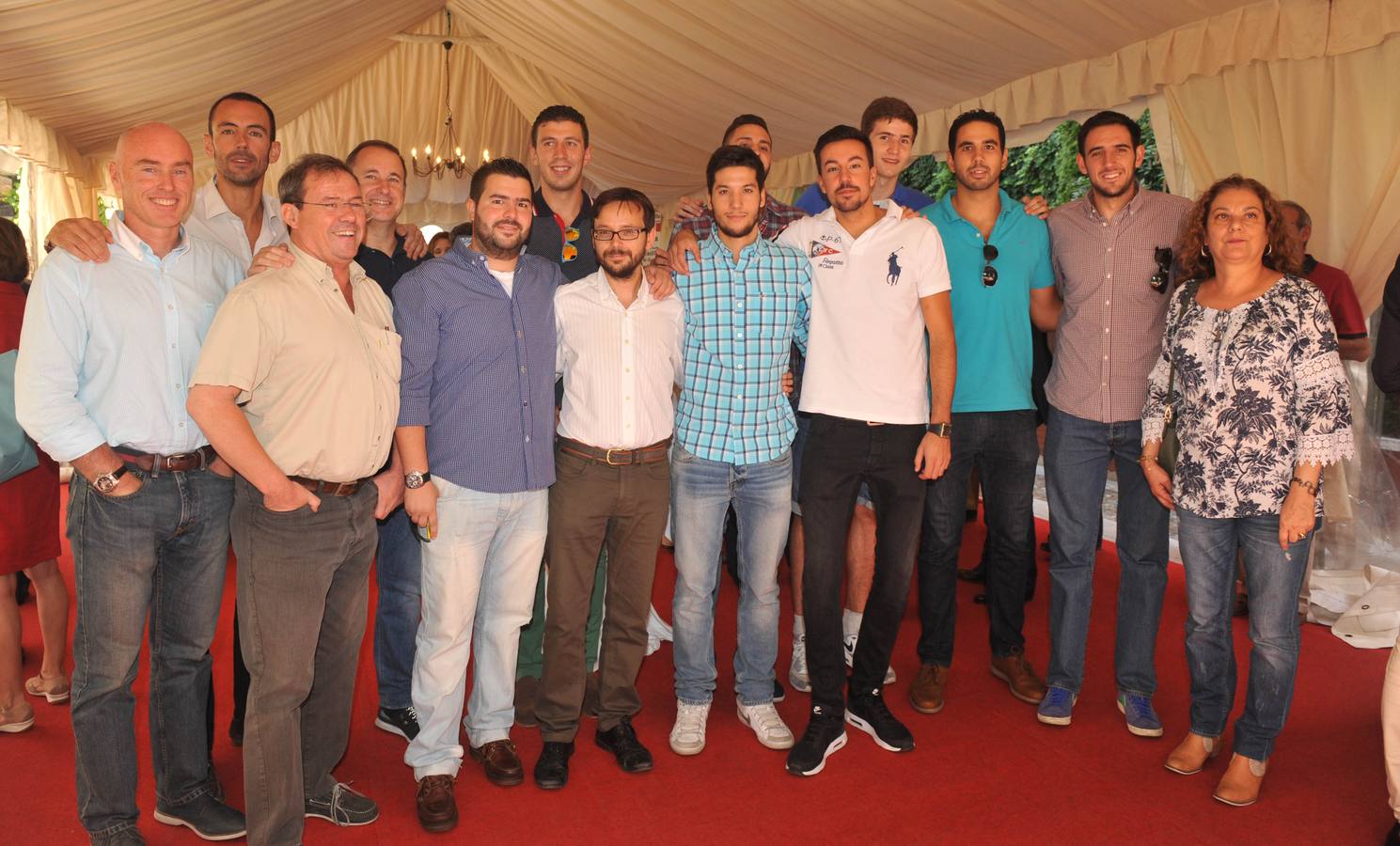 El equipo Brico Depôt Ciudad de Valladolid visitó la carpa. En la segunda fila, Mike Hansen, Javi Casado (junto al periodista de El Norte Víctor Borda), Sergio de la Fuente, Dani Astillero, Miguel González, David Ortega y Agustín Gayubo. En primer plano, Fernando Bravo, de El Norte, con Esteban Martín, Saúl Asensio, Jonatan Arranz y Antonio Izquierdo.