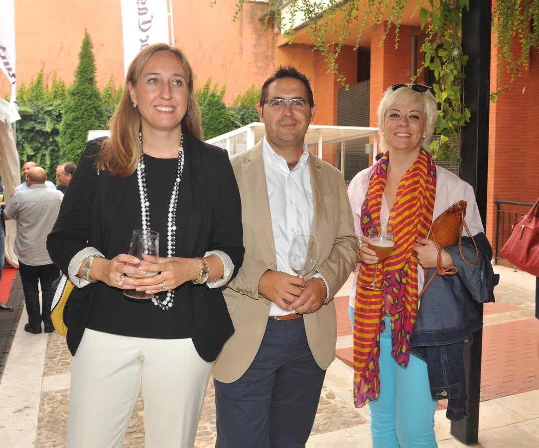 Elena Ortega y Jorge Caballero, de Impulsa tu marketing, con Angélica Ferrándiz, de Calzados Sandó.