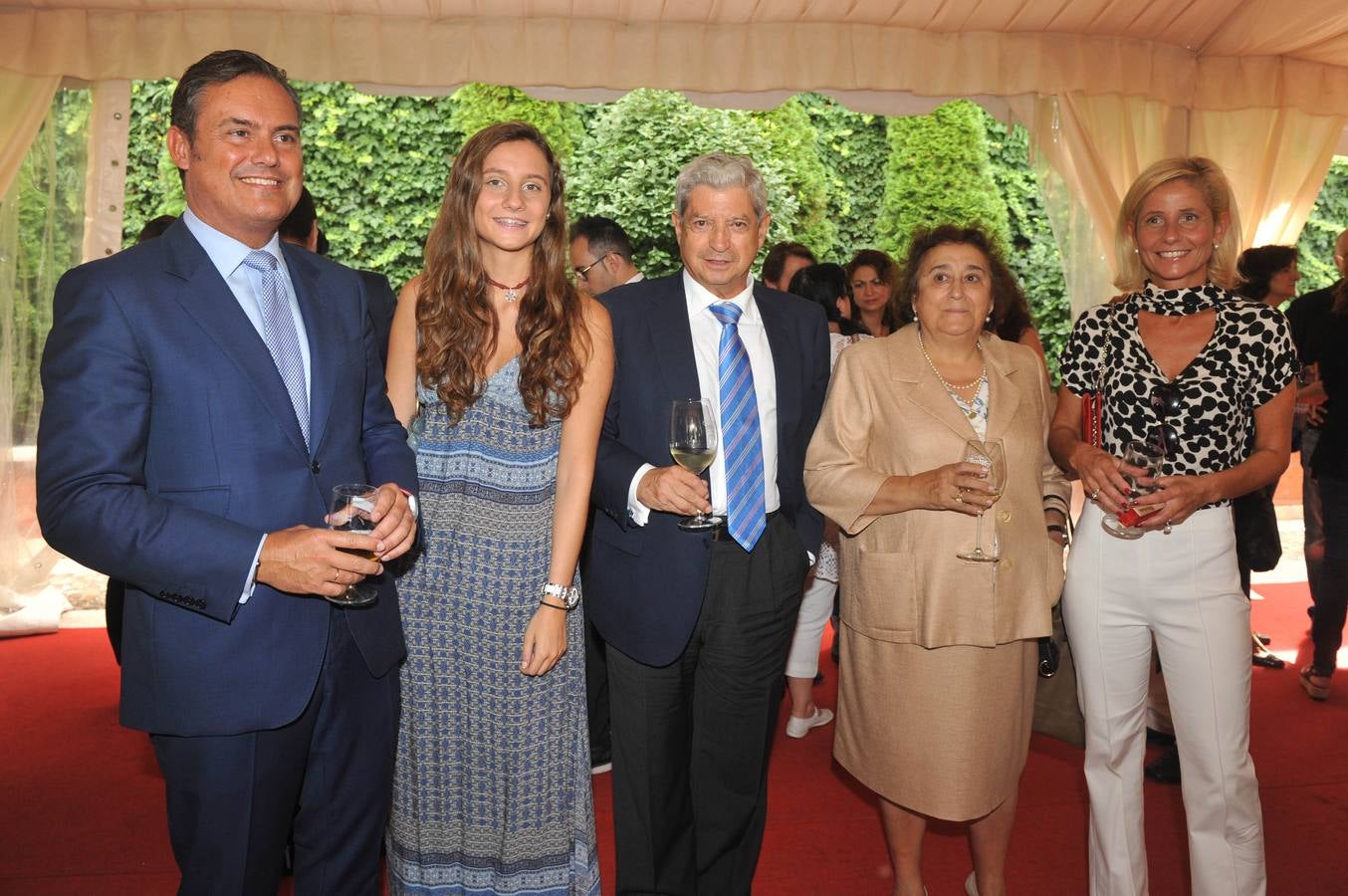 Luis Ortiz de Lanzagorta, Marina Ortiz de Lanzagorta, Jesús Gerbolés, Leonor Rodríguez e Isabel García no faltaron al aperitivo del decano.