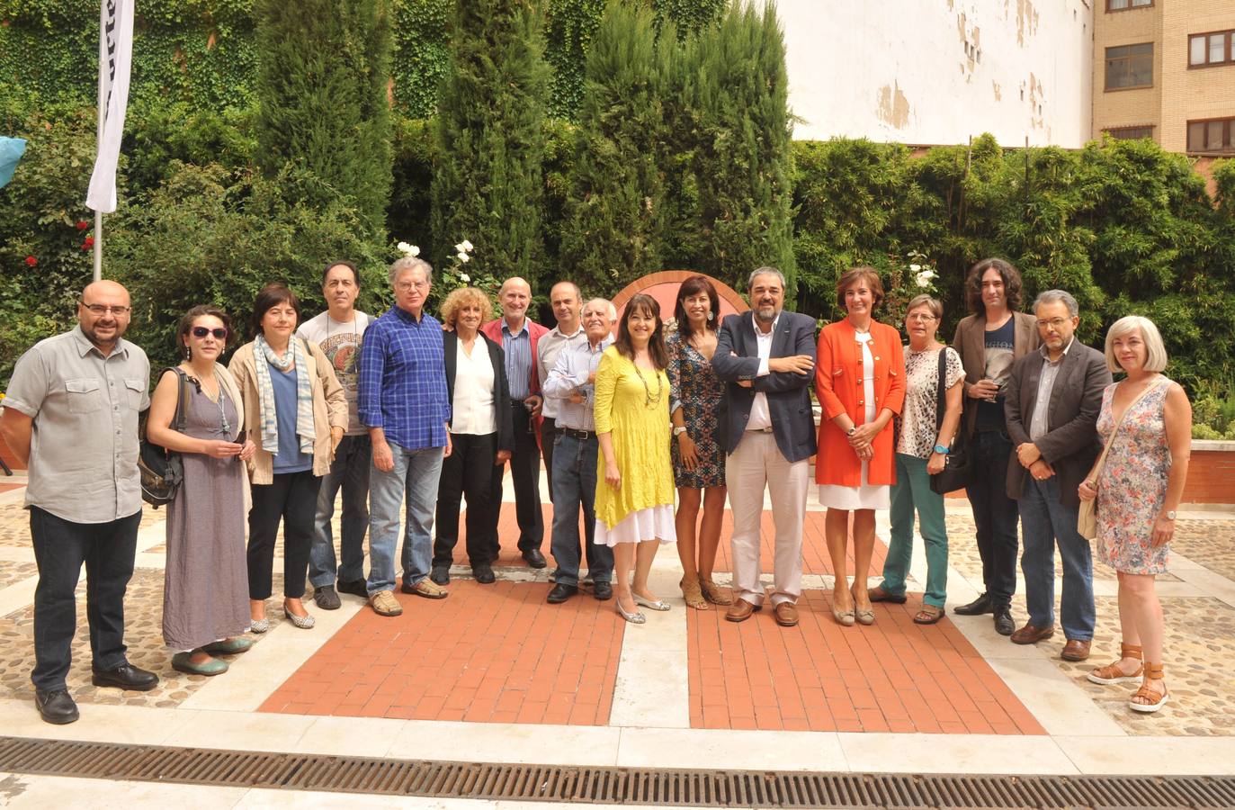 Rafel Vega ‘Sansón’, Casilda García Archilla, Esperanza Ortega, Miguel Ángel Pérez ‘Maguil’, Jorge Praga, Elena Santiago, Javier Angulo (director de la Seminci), Fermín Herrero, Fernando Herrero, Angélica Tanarro (jefa de Culturas de El Norte), Ana Redondo (concejala de Cultura del Ayuntamiento de Valladolid), Carlos Aganzo (director del periódico), María Josefa García Cirac (consejera de Cultura de la Junta), Concha Gay, Ciro García, Santiago Rodríguez Guerrero-Estrachan e Inés Rodríguez (directora del Museo de la Ciencia).