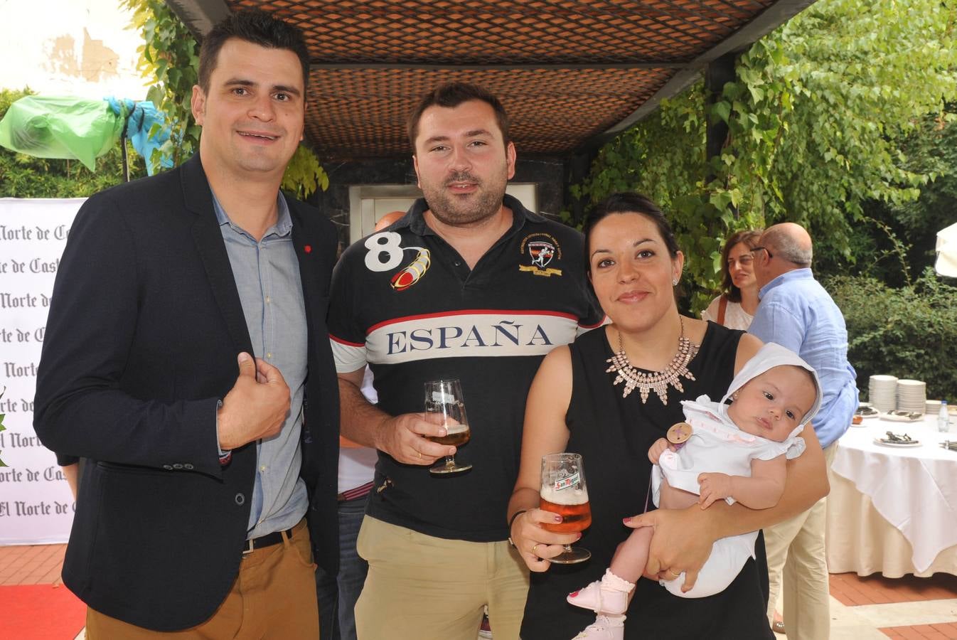 Óscar Bécares (El Norte), Pablo López (Intro Informática) y Esther Casas con la pequeña Covadonga.