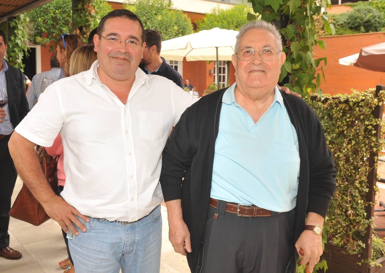 Luis Vargas, de El Norte, con un histórico del periódico, su padre, Ángel Vargas.