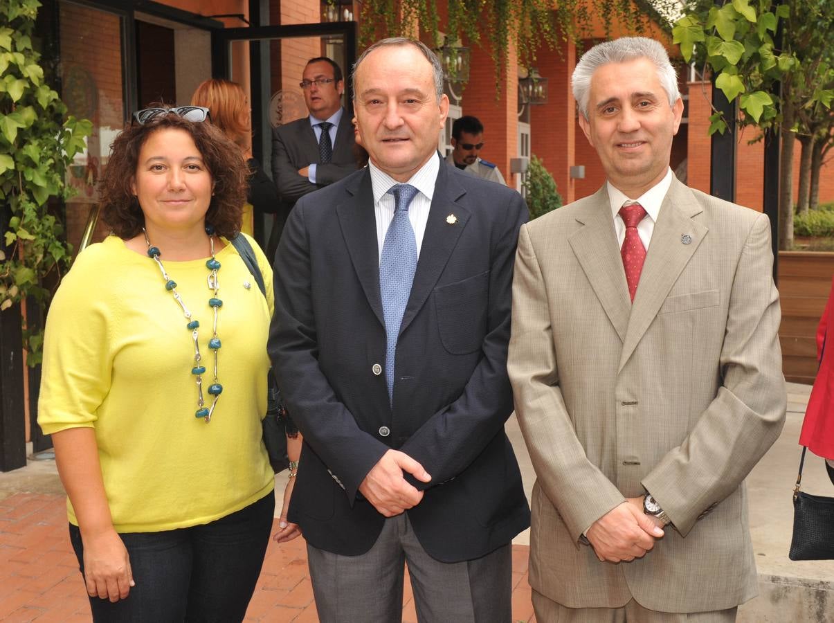 Cristina Pérez, secretaria general de la UVA; el rector, Daniel Miguel, y Alfonso Redondo, vicerrector de Economía.