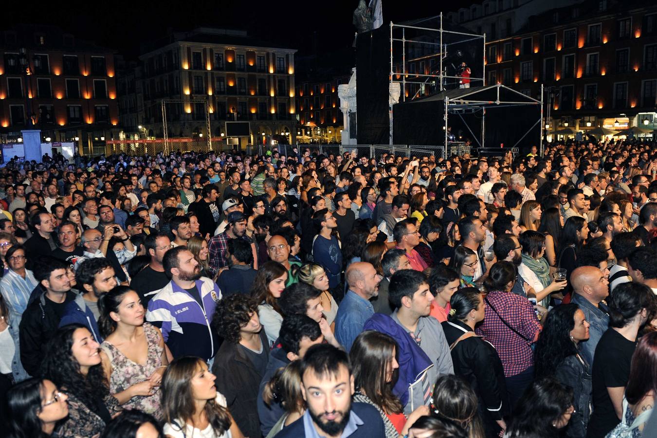 Concierto de Arizona Baby y Ángel Stanich en la plaza mayor de Valladolid