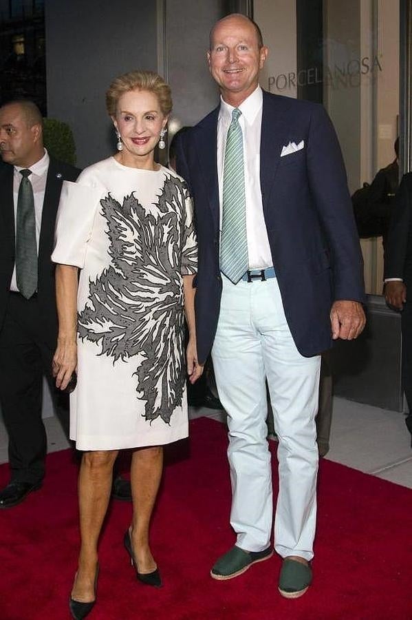 La diseñadora Carolina Herrera posa con el Príncipe Dimitri de Yugoslavia.