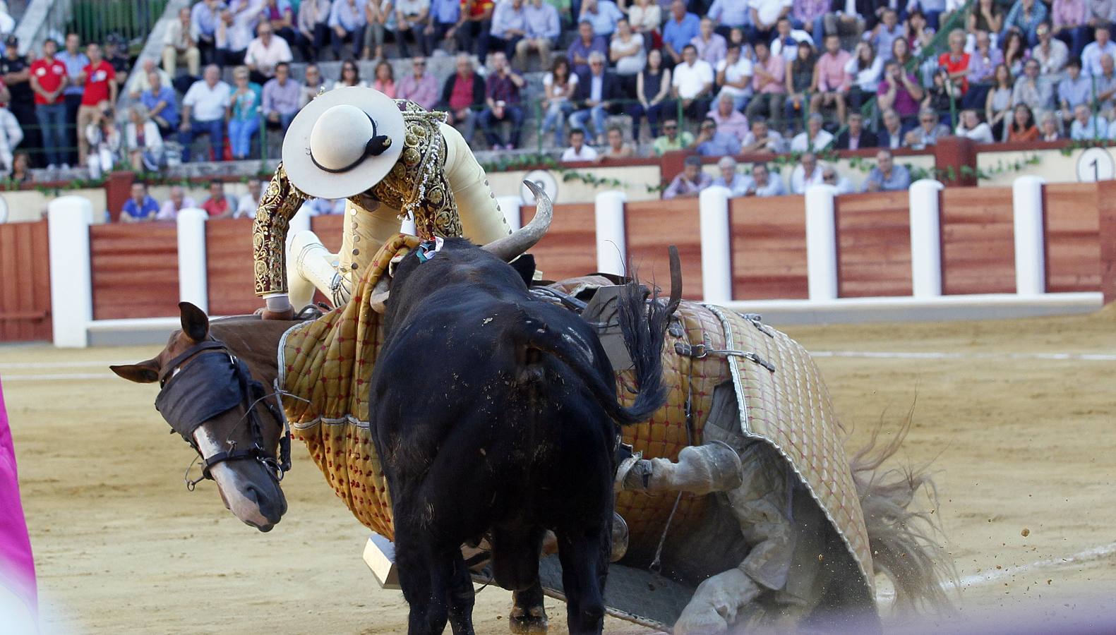 El Juli y José Garrido comparten salida en hombros en la segunda corrida de la feria de la Virgen de San Lorenzo de Valladolid