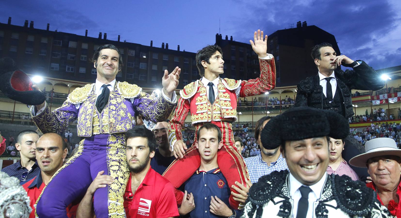 Morante, Castella y Manzanares, a hombros por la puerta grande