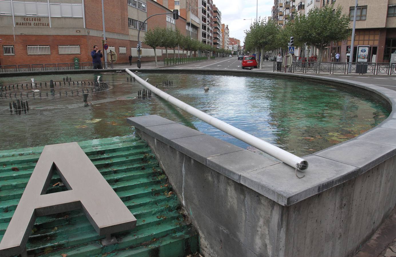 Mástil de la bandera de España arrancado por el viento en la plaza de España de la capital palentina.