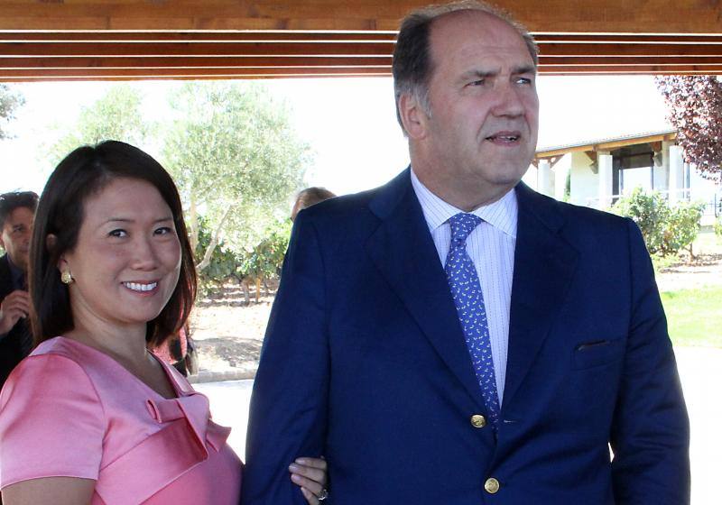 David Álvarez, consejero delegado de Vega Sicilia, junto a su mujer, Elisa Kwon.