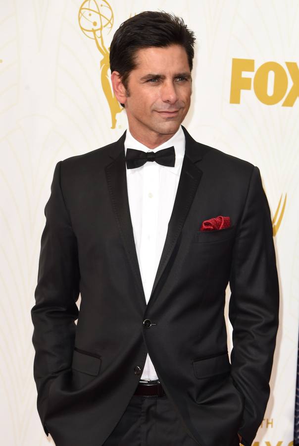 El actor John Stamos posa a su llegada a la gala de los Emmy.