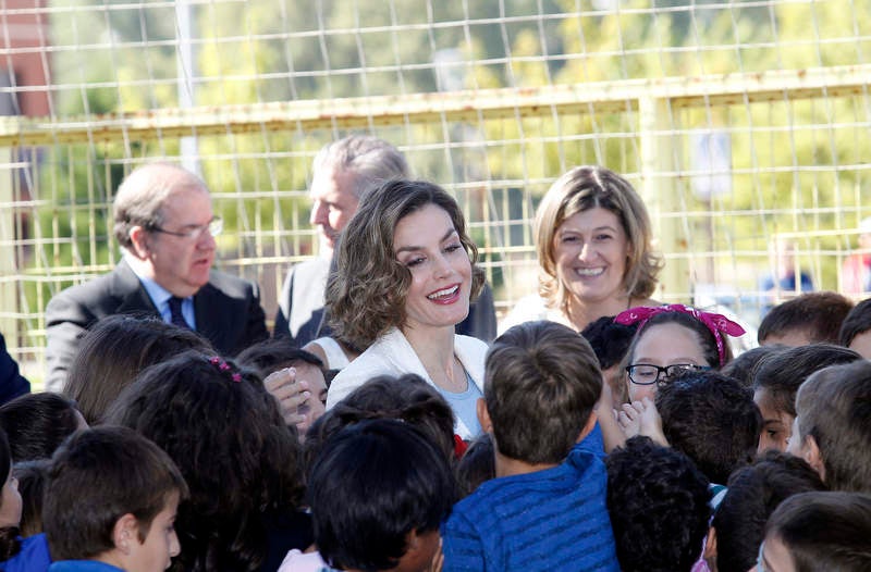 La reina Letizia inaugura el curso escolar en el colegio público Marqués de Santillana de Palencia (1/2)