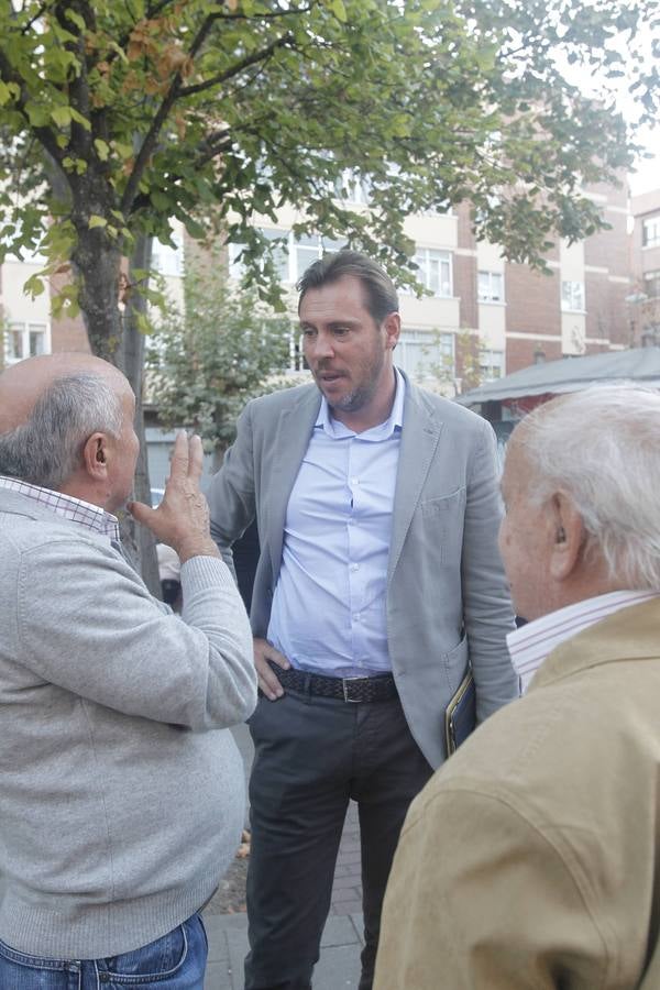 El alcalde de Valladolid, Óscar Puente, participa en una asamblea en la calle con vecinos de Pilarica