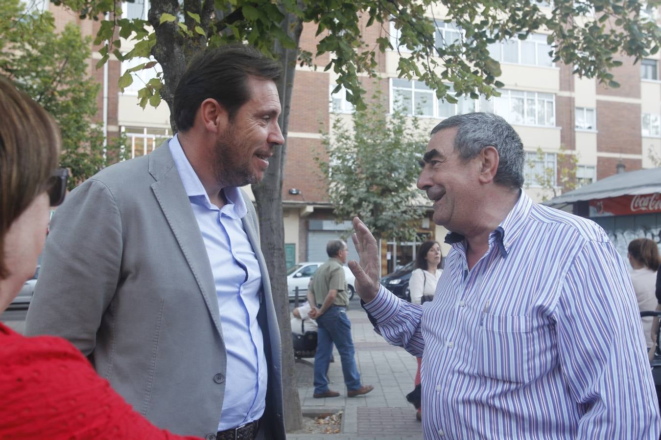 El alcalde de Valladolid, Óscar Puente, participa en una asamblea en la calle con vecinos de Pilarica