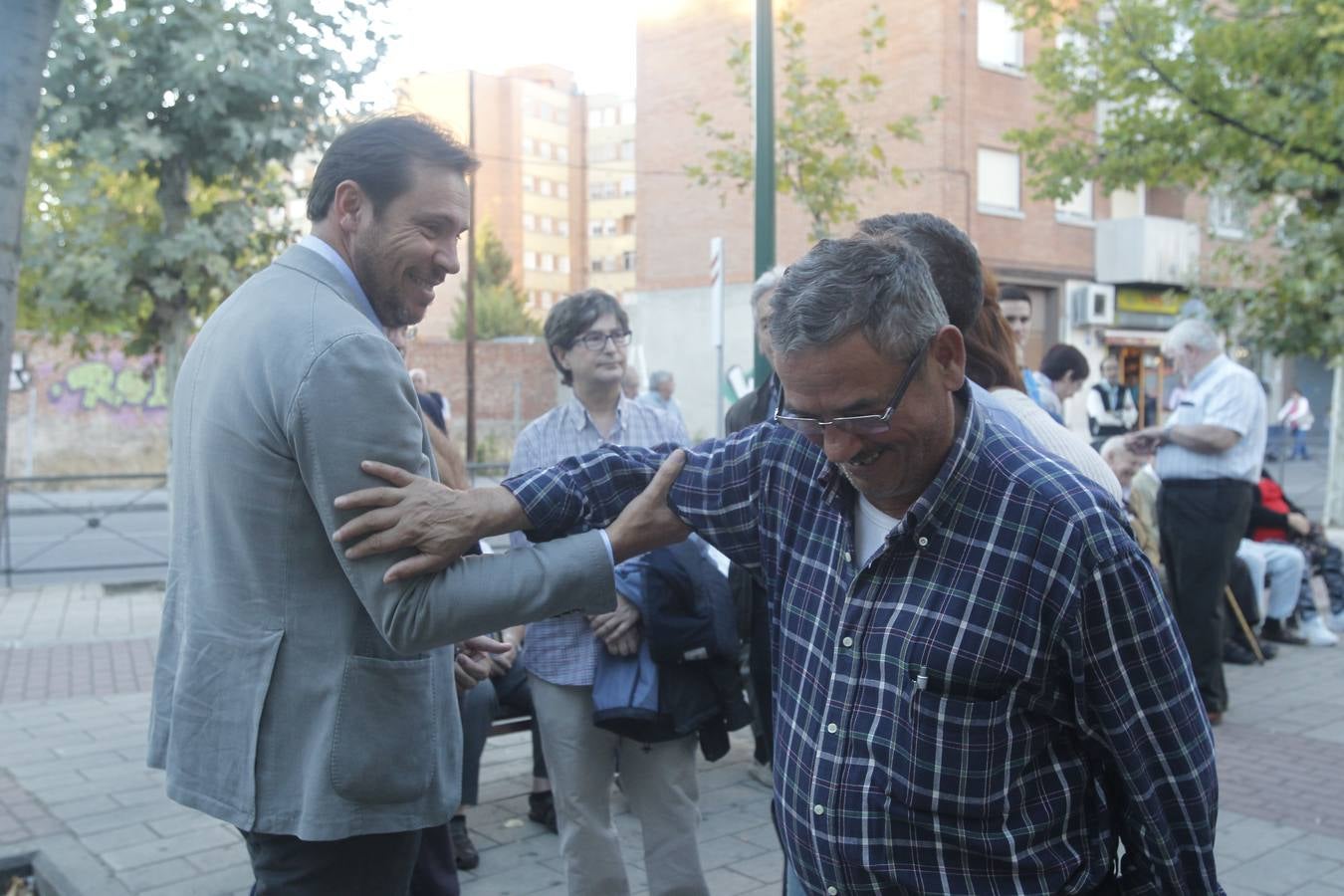 El alcalde de Valladolid, Óscar Puente, participa en una asamblea en la calle con vecinos de Pilarica