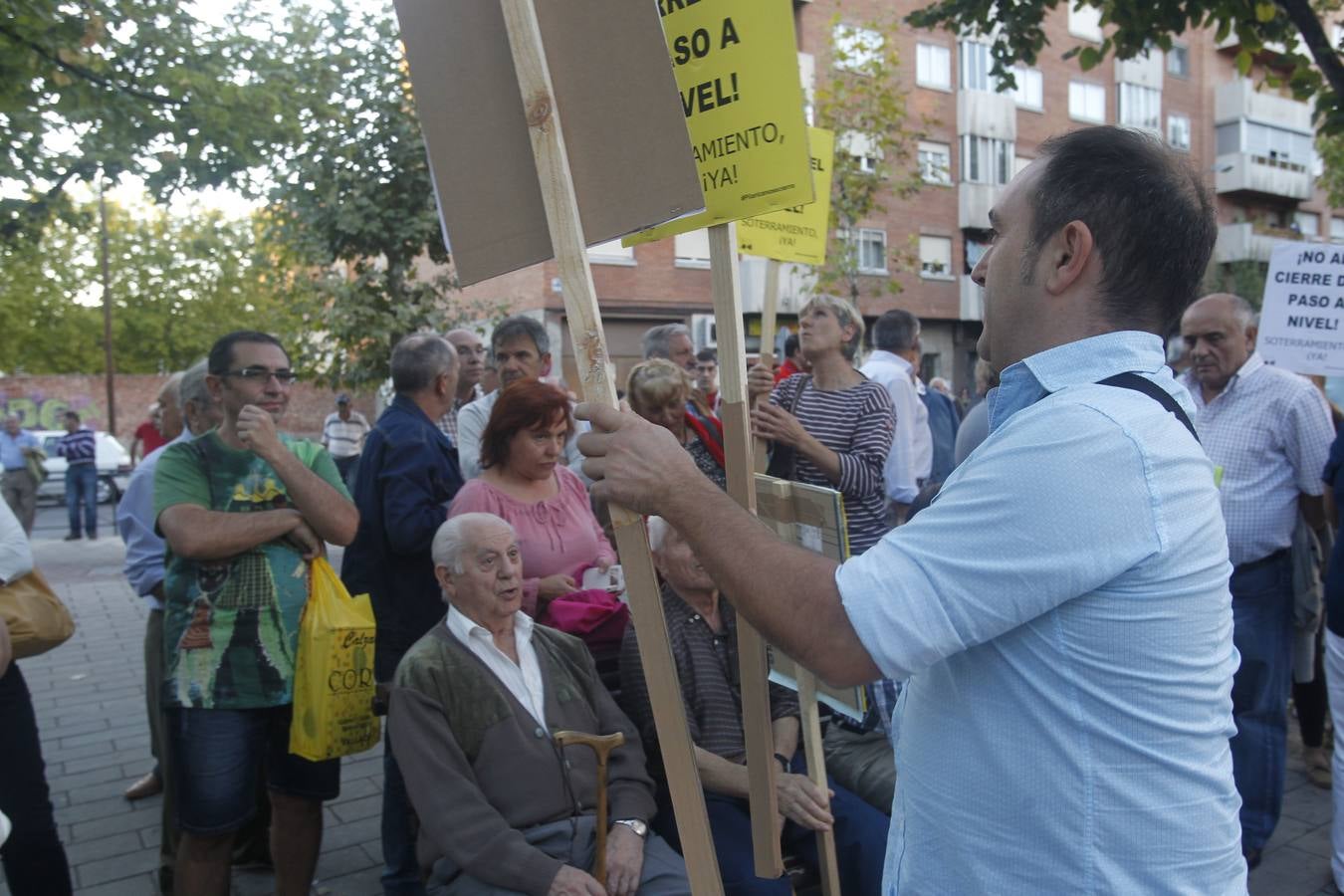 El alcalde de Valladolid, Óscar Puente, participa en una asamblea en la calle con vecinos de Pilarica