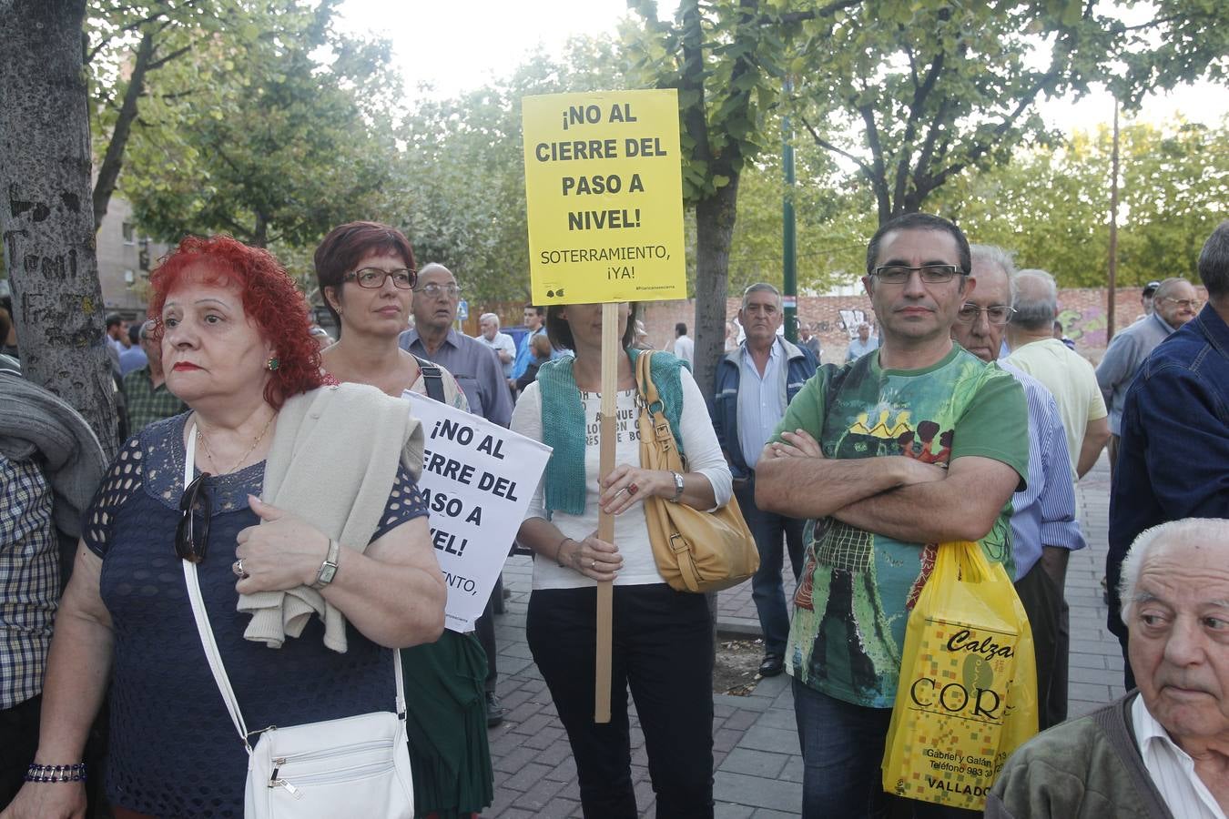 El alcalde de Valladolid, Óscar Puente, participa en una asamblea en la calle con vecinos de Pilarica