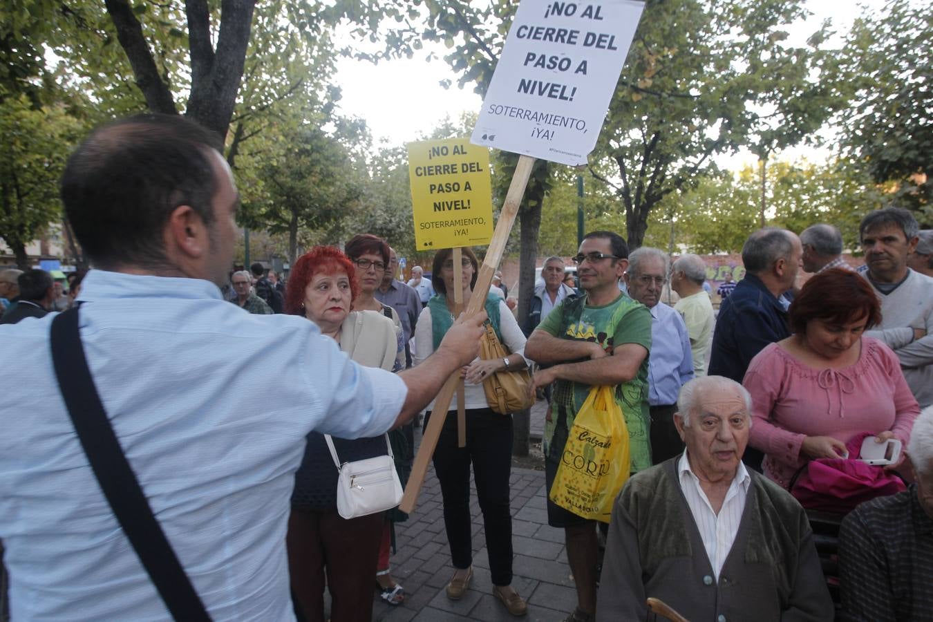 El alcalde de Valladolid, Óscar Puente, participa en una asamblea en la calle con vecinos de Pilarica