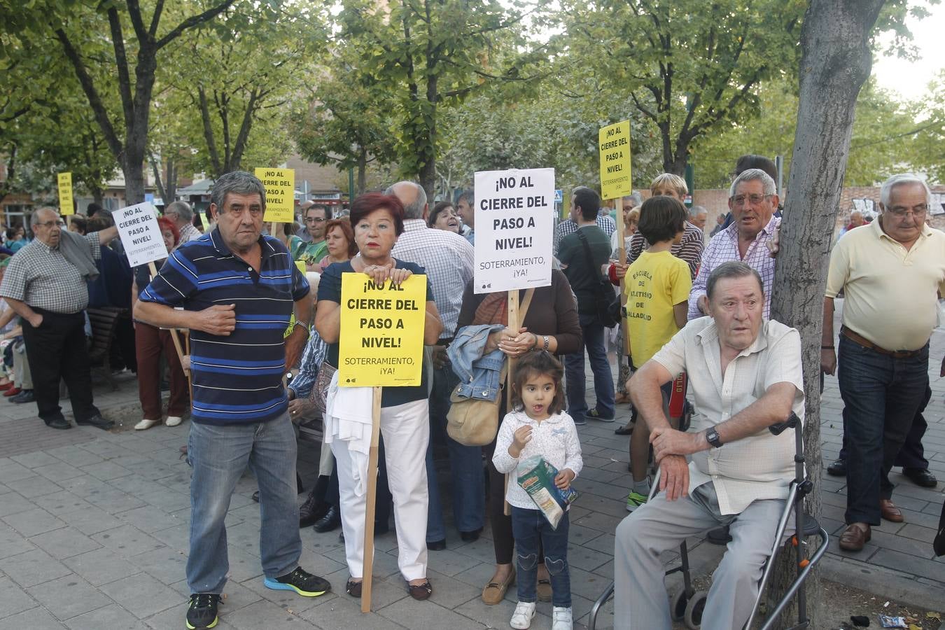 El alcalde de Valladolid, Óscar Puente, participa en una asamblea en la calle con vecinos de Pilarica