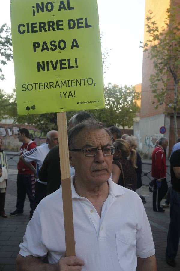 El alcalde de Valladolid, Óscar Puente, participa en una asamblea en la calle con vecinos de Pilarica