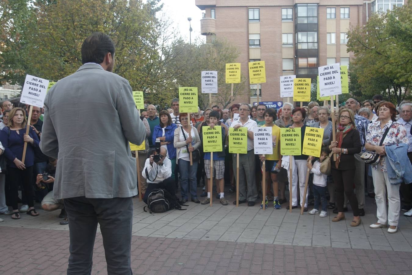 El alcalde de Valladolid, Óscar Puente, participa en una asamblea en la calle con vecinos de Pilarica