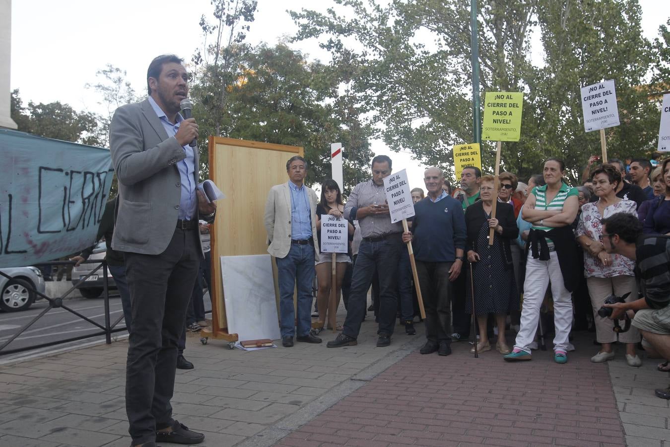 El alcalde de Valladolid, Óscar Puente, participa en una asamblea en la calle con vecinos de Pilarica