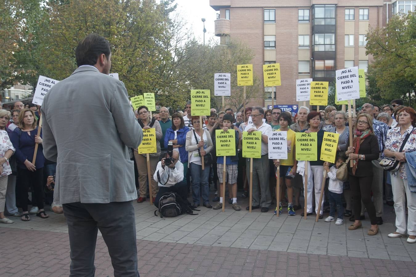 El alcalde de Valladolid, Óscar Puente, participa en una asamblea en la calle con vecinos de Pilarica