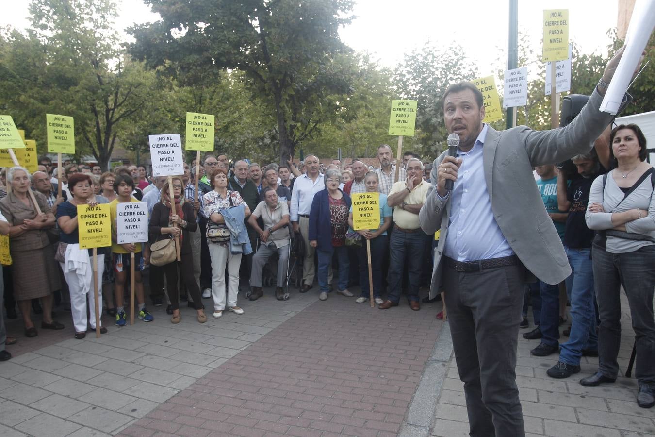 El alcalde de Valladolid, Óscar Puente, participa en una asamblea en la calle con vecinos de Pilarica